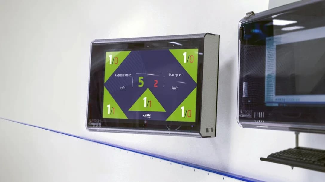 Monitor showing the target and the shot speed